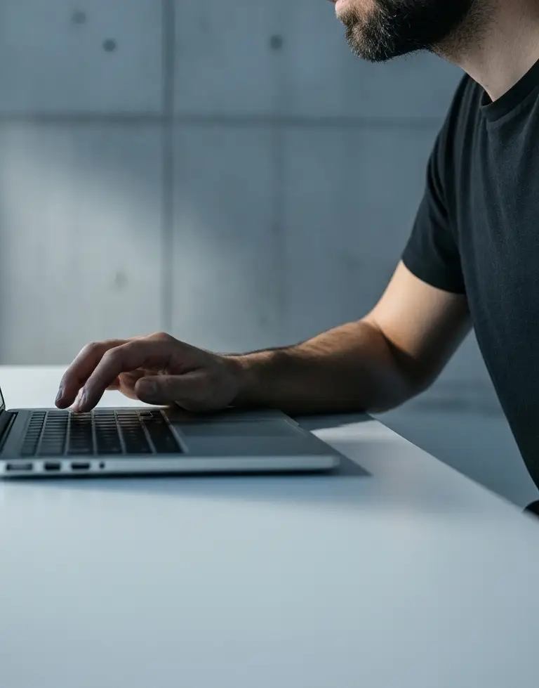 Claudio Novaglio specialista SEO al lavoro Claudio Novaglio specialista SEO al lavoro con tool di analisi